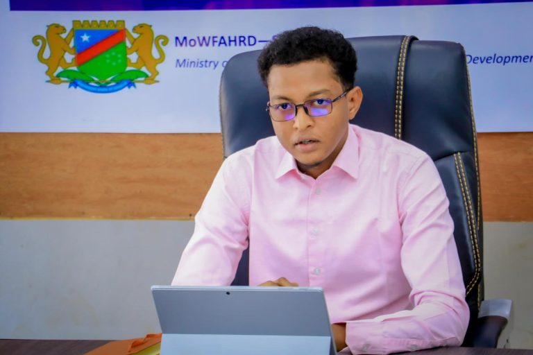 Ku-simaha Agaasimaha Guud ee Wasaaradda Haweenka, Arrimaha Qoyska & Horumarinta Xuquuqul Insaanka Dowladda Koonfur Galbeed Soomaaliya, Mudane Cabdisalam Ibrahim Maxamed, ayaa maanta si rasmi ah u daahfuray tababar ku saabsan xoojinta ilaalinta xuquuqul insaanka, kaas oo loo qabtay shaqaalaha wasaaradda.